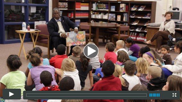 Topping students read books with Mayor James