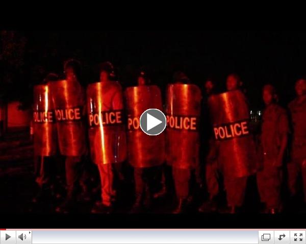 Ákvörðun hvíta forsetans um að reka leiðtoga stjórnarflokksins úr embætti hefur skapað óróa meðal almennings/ AFP