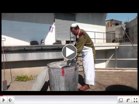 Making Kasher for Pesah the Israel Defense Force's industrial Kitchen  (Hebreo)  