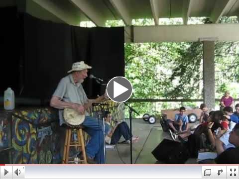 Pete Seeger '35 singing with CRS 2012