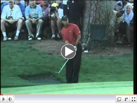 Golf-Tiger Woods Chip at the 2005 Masters