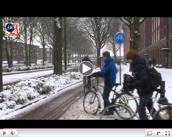 Cycling in the snow in 's-Hertogenbosch (Netherlands)